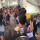 Imagem - Professora recebe homenagem de alunos após ser aprovada em concurso