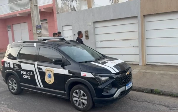 Agentes da Polícia Civil cumpriram mandado de prisão na residência da investigada