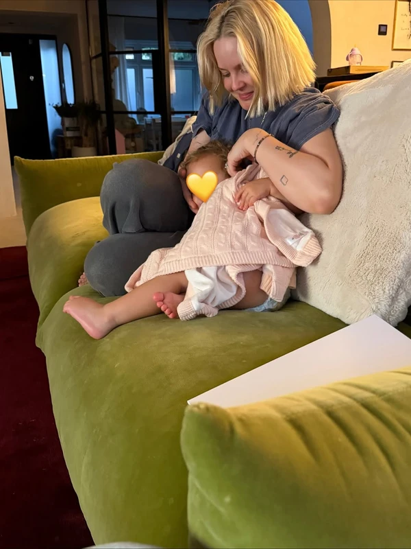 Anne-Marie e a filha, Seven por Reprodução/Instagram