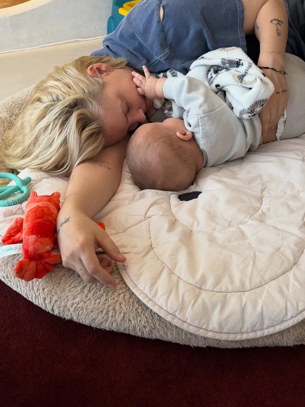 Anne-Marie e o filho, Forever Sugar por Reprodução/Instagram