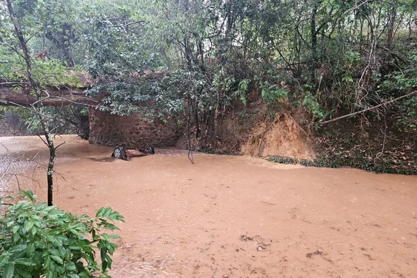 Carro da família caiu em um rio