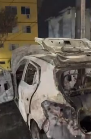 Carro ficou completamente destruído por Reprodução