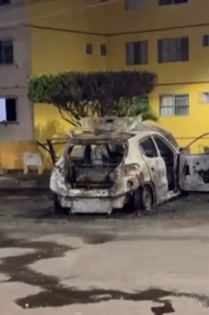 Carro ficou completamente destruído por Reprodução