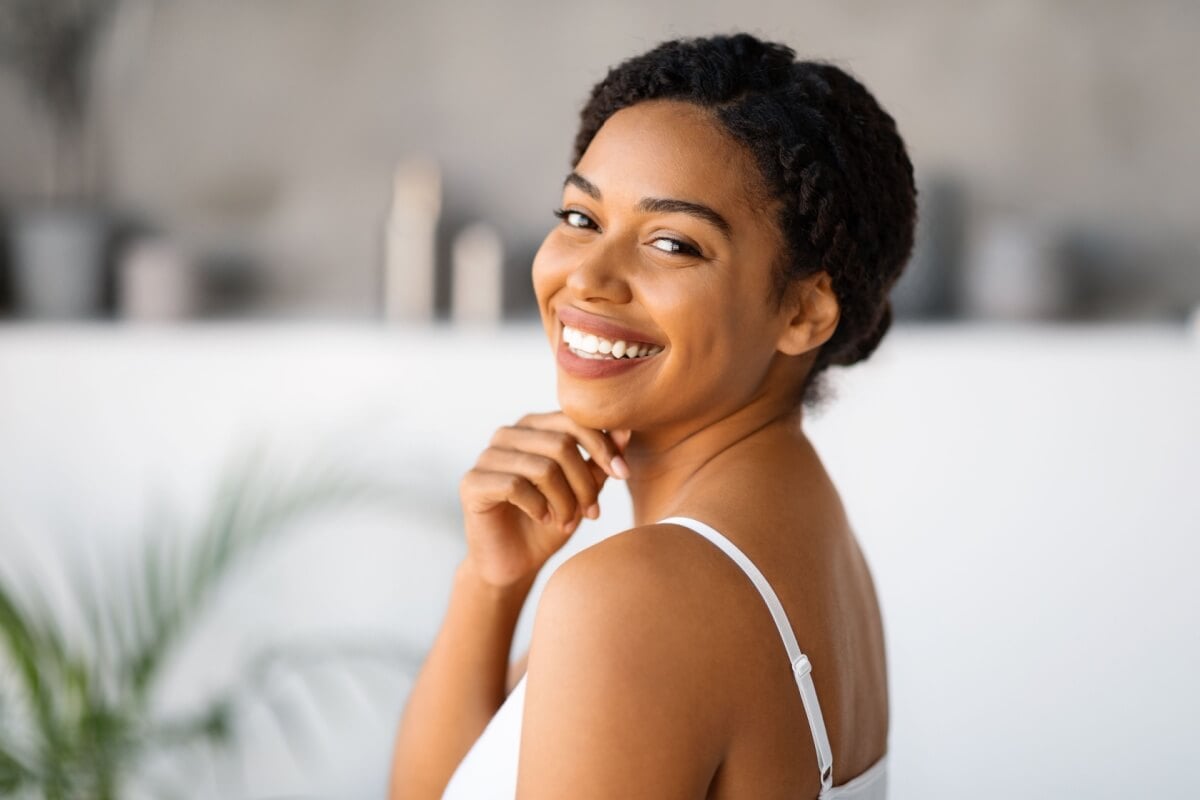 A pele negra requer cuidados específicos na região dos olhos (Imagem: Prostock-studio | Shutterstock)