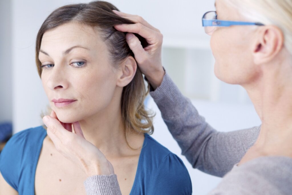 As alterações hormonais também podem contribuir para a queda de cabelo e precisam ser acompanhadas por um médico (Imagem: Image Point Fr | Shutterstock)
