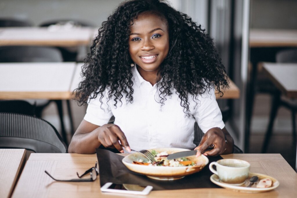 O cuidado com a alimentação é essencial durante o tratamento do câncer de mama (Imagem: PH888 | Shutterstock)