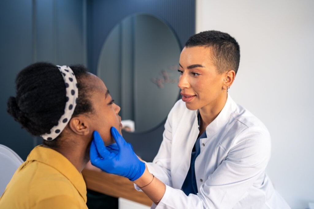 O tratamento para olheira em pele negra deve considerar as características do paciente (Imagem: Dorde Krstic | Shutterstock)