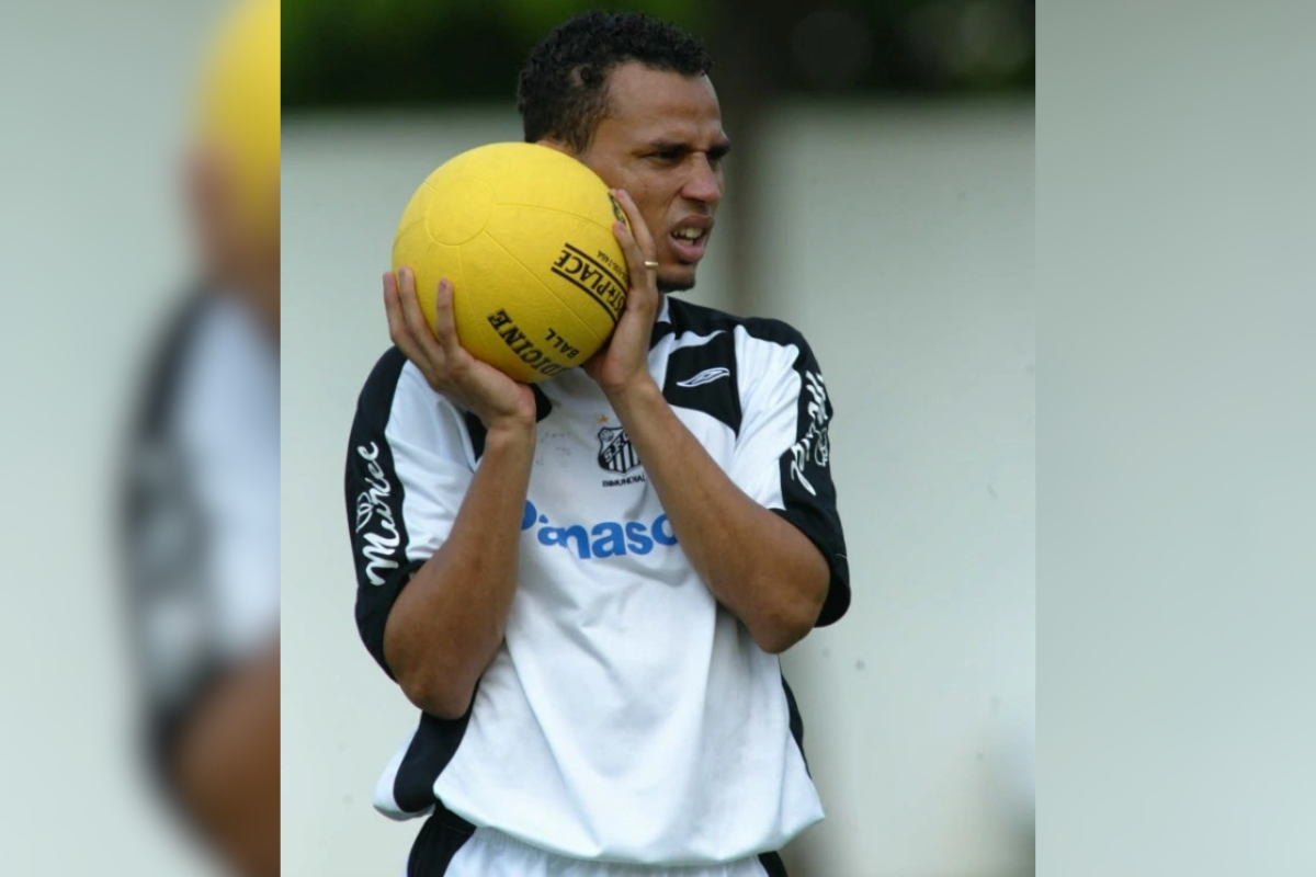 Gilmar marcou 3 gols (Vitória) por Reprodução/Redes sociais