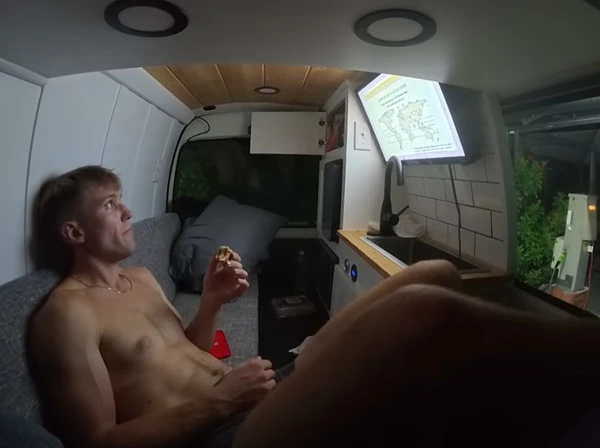 O veículo é leve e rebocável, com espaço para cama, armários e uma pequena cozinha por Reprodução/President Chay