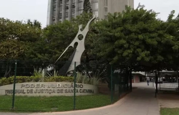 Mulher é indenizada em R$ 75 mil após ser submetida a três sessões de quimioterapia sem ter câncer