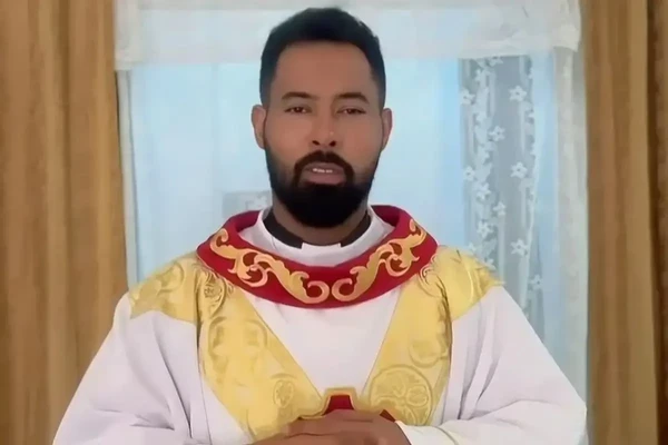 Padre foi flagrado com noiva de fiel por Reprodução