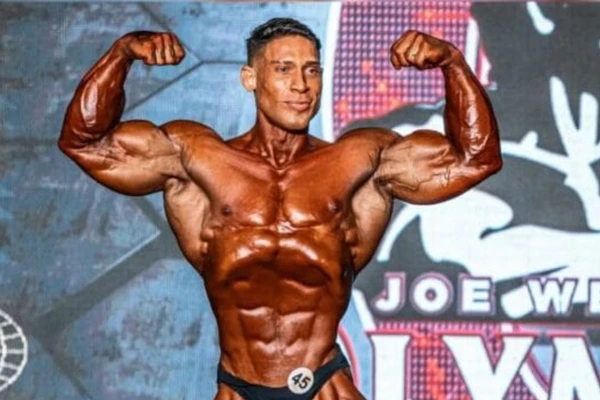 Ramon Dino posando no Mr. Olympia 2025 