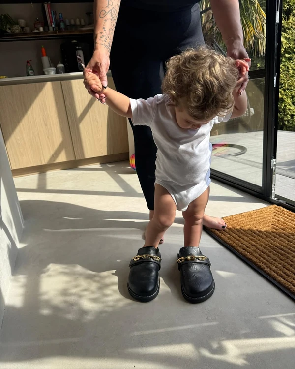 Seven, filha da cantora Anne-Marie por Reprodução/Instagram