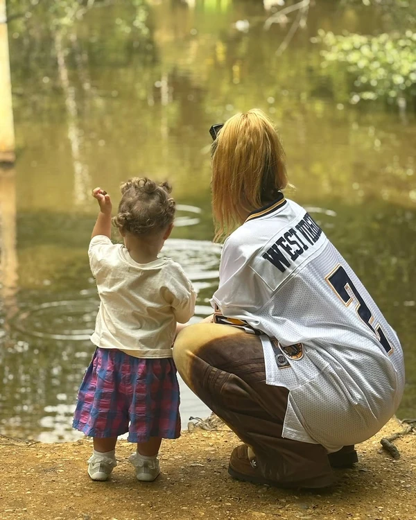 Seven, filha da cantora Anne-Marie por Reprodução/Instagram