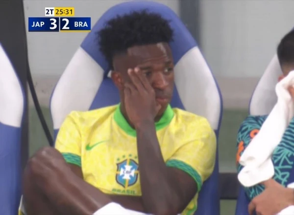 Vini Jr no banco