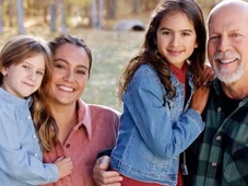 Imagem - Esposa de Bruce Willis revela sofrimento das filhas e declara: 'É difícil viver o luto enquanto ele está vivo'