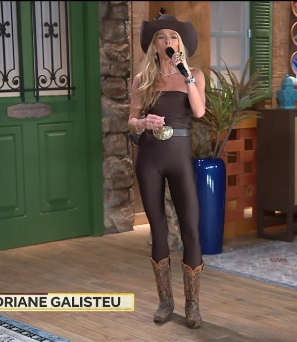 Adriane Galisteu virou pauta por conta do look em 'A Fazenda 17' por Reprodução