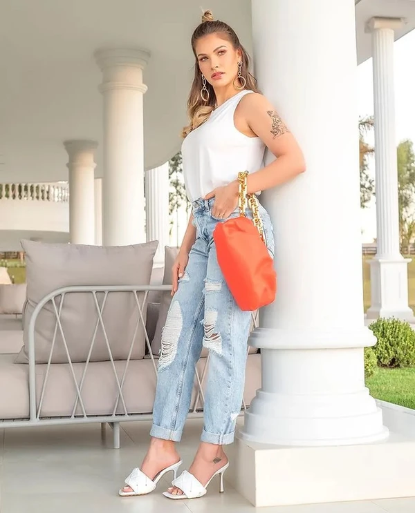Andressa Suita posa nos pilares da mansão de Gusttavo Lima por Reprodução/Instagram 