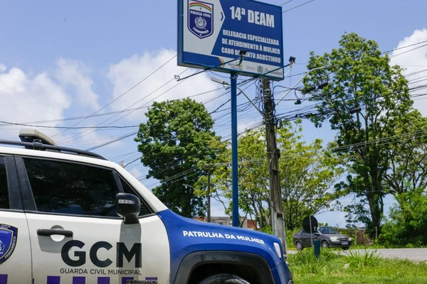 Cabo de Santo Agostinho: mulher diz que foi estuprada por PM após ser parada em blitz  por Divulgação