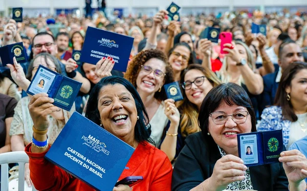 Carteira Nacional Docente passa a ser emitida nessa quinta (16); veja os descontos que vai garantir