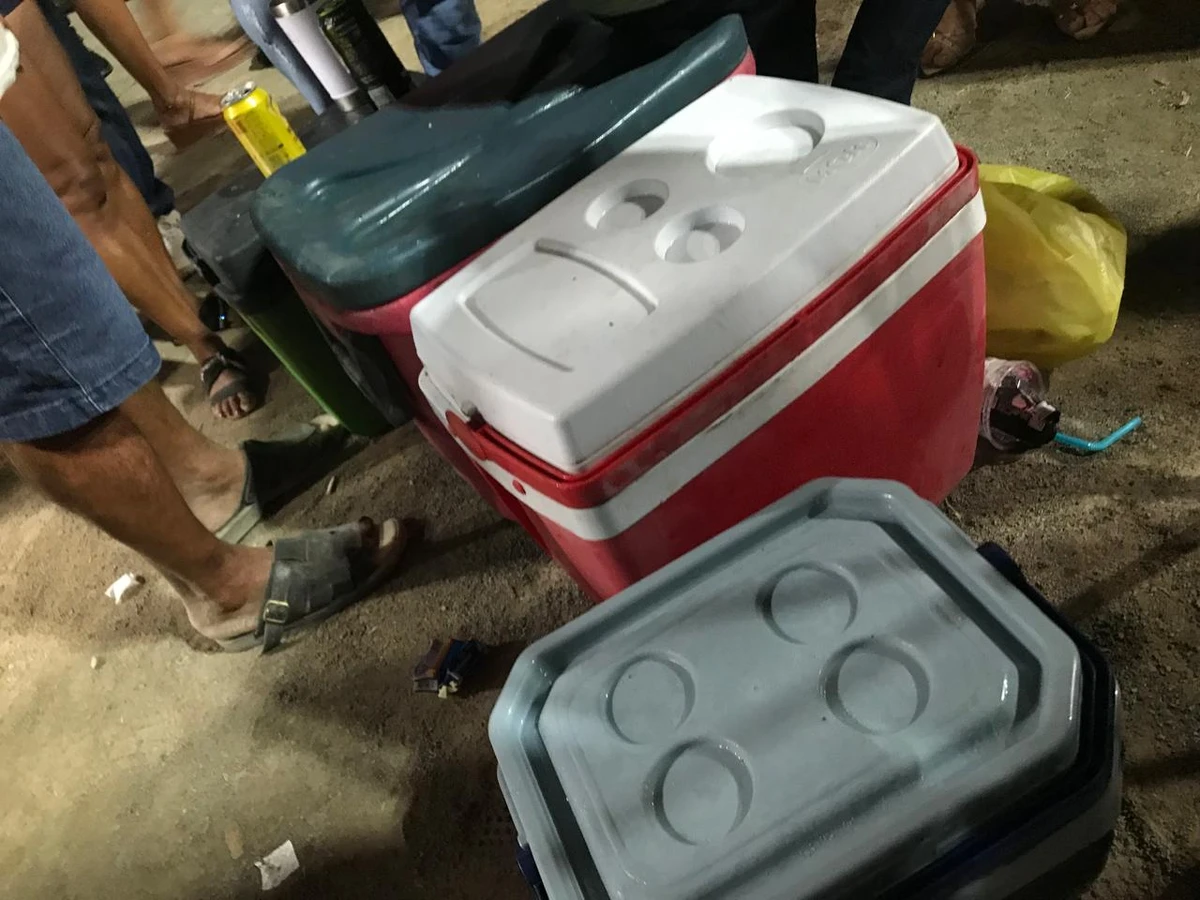 Como alternativa, muitos foliões preferiram levar seus próprios coolers com outras bebidas por Maria Raquel Brito/CORREIO