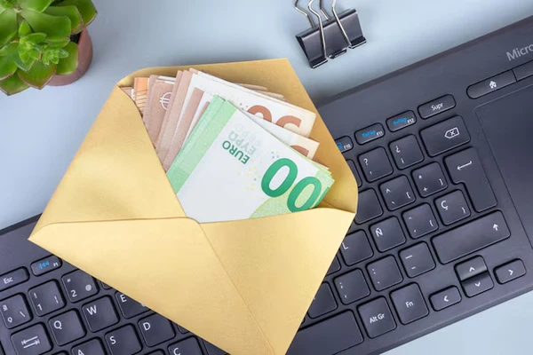 Conheça a simpatia do envelope por Reprodução