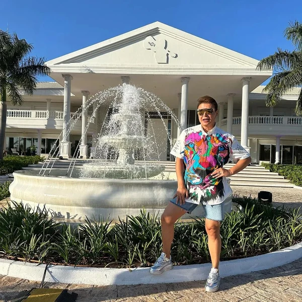 David Brazil posa na frente da mansão de Gusttavo Lima por Reprodução/Instagram 