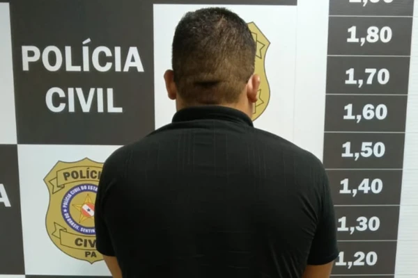 Ele foi detido por policiais