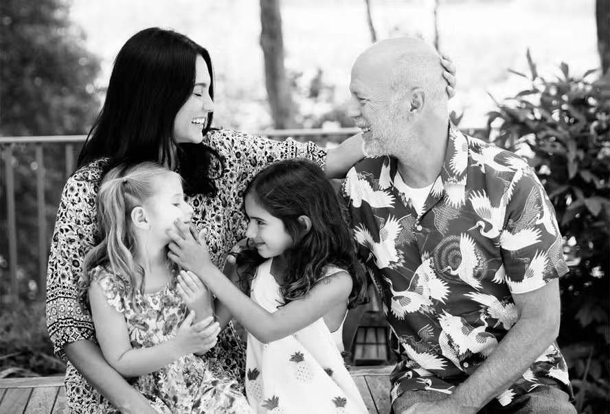 Emma Heming, Bruce Willis e as filhas mais novas, Evelyn e Mabel por Reprodução/Instagram