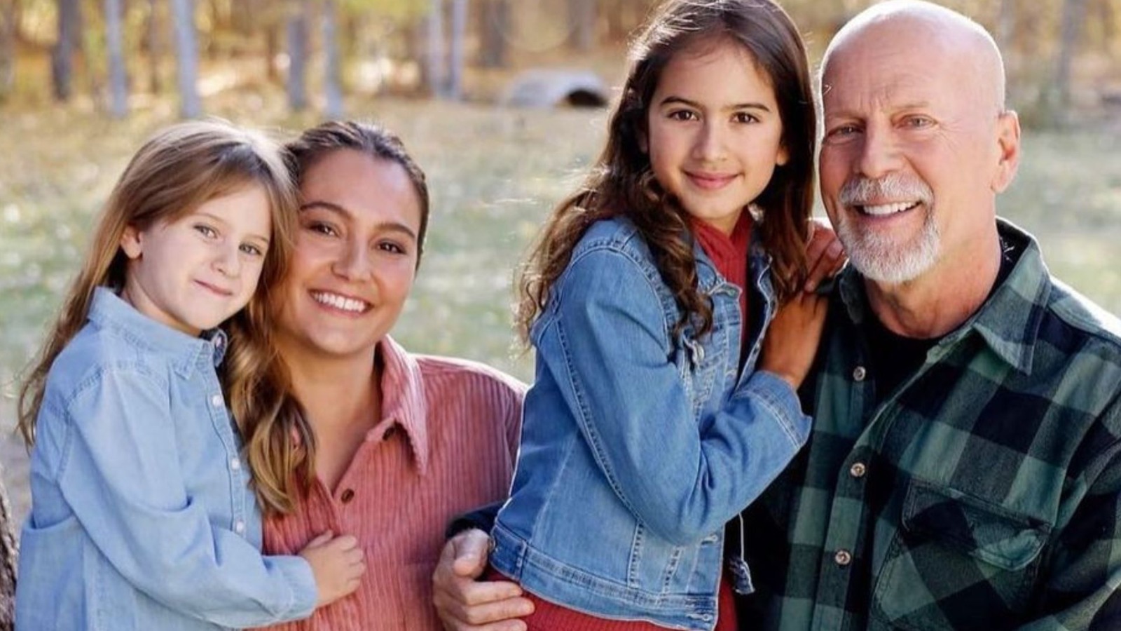Emma Heming, Bruce Willis e as filhas mais novas, Evelyn e Mabel por Reprodução/Instagram