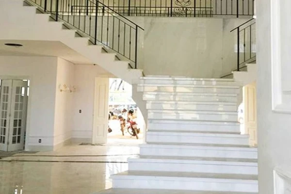Escadaria interna na mansão de Gusttavo Lima por Reprodução 