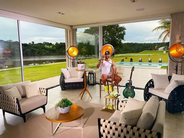 Gusttavo Lima na área externa da sua mansão em Goiânia  por Reprodução/Instagram 