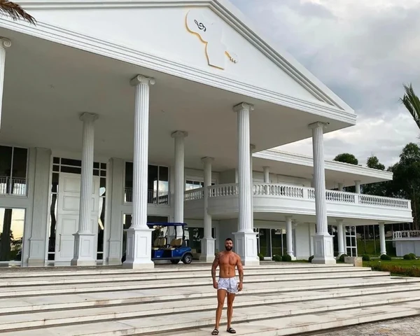 Gusttavo Lima na fachada da sua mansão  por Reprodução/Instagram 