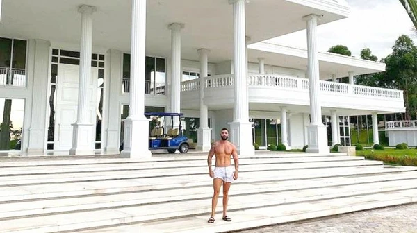 Gusttavo Lima na fachada da sua mansão  por Reprodução/Instagram 
