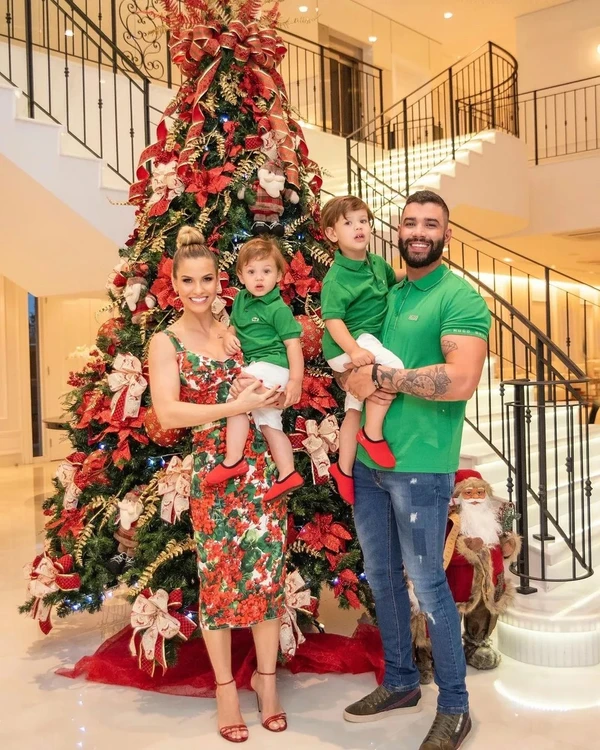 Gusttavo Lima na mansão com a sua família  por Reprodução/Instagram 