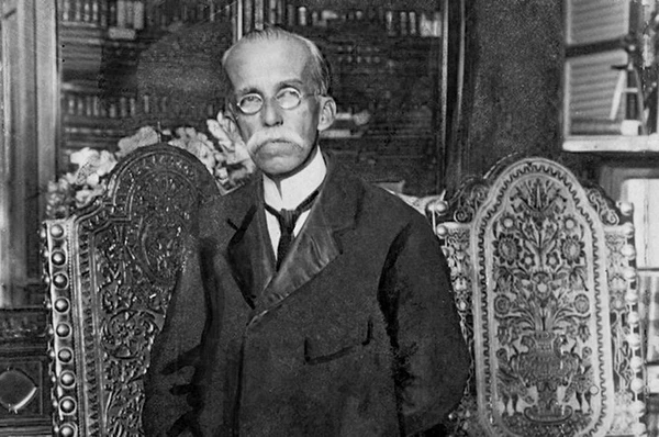 O jurista baiano Ruy Barbosa em sua biblioteca