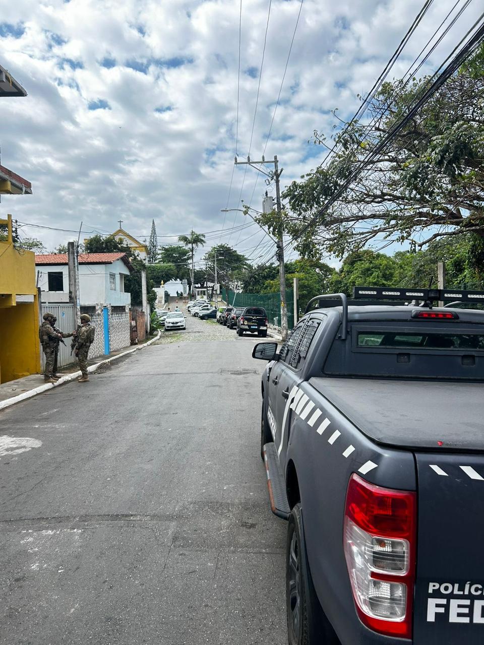 Policiais federais estiveram em São Lázaro na segunda-feira por Reprodução