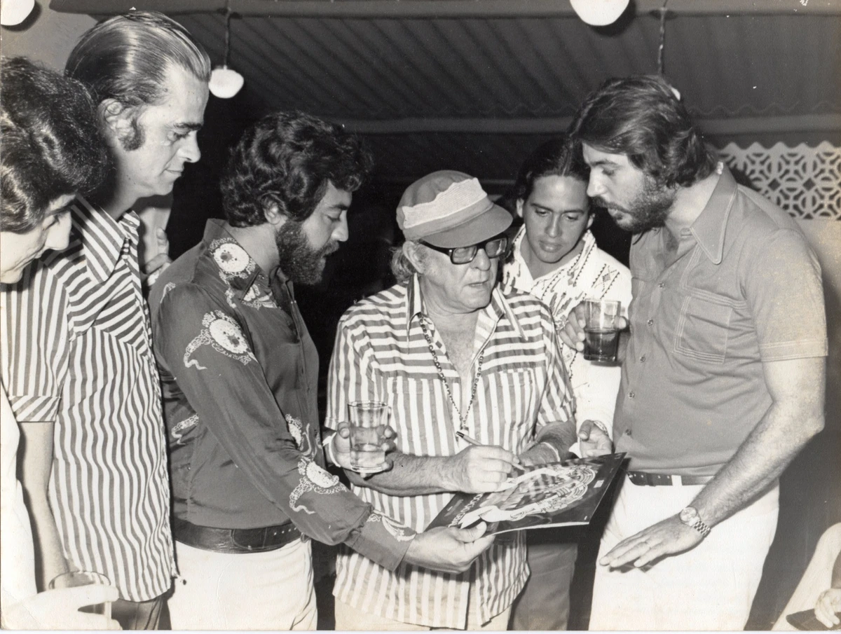 Rubinho, num evento do bloco Os Internacionais presenteando Vinicius de Moraes 