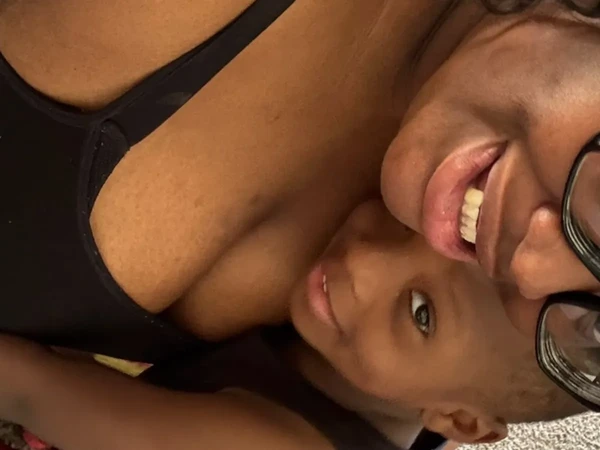 Shantell Woods e o filho Cody por GoFundMe/Reprodução