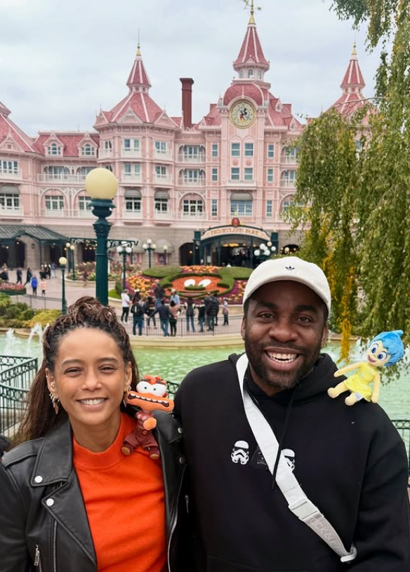 TaÍs Araújo e Lázaro Ramos na Disneyland, em Paris por Reprodução / Instagram