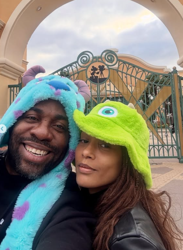 TaÍs Araújo e Lázaro Ramos na Disneyland, em Paris por Reprodução / Instagram