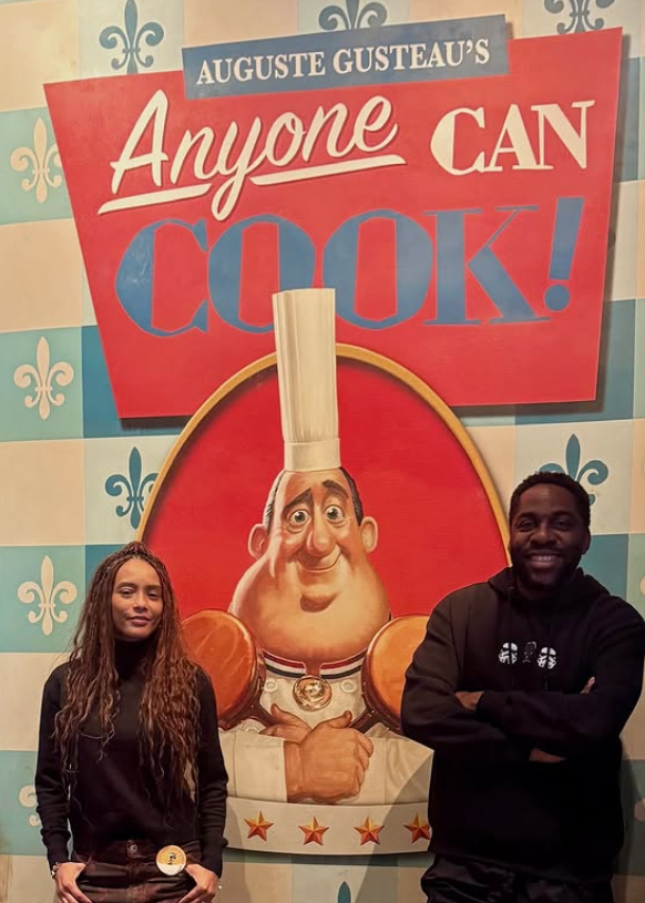 TaÍs Araújo e Lázaro Ramos na Disneyland, em Paris por Reprodução / Instagram