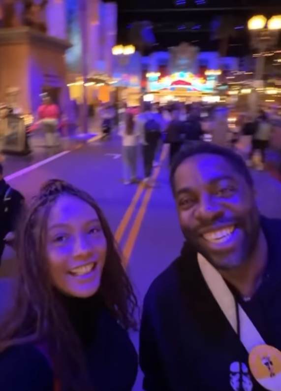 TaÍs Araújo e Lázaro Ramos na Disneyland, em Paris por Reprodução / Instagram
