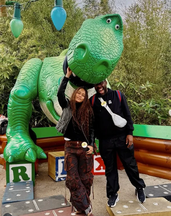 TaÍs Araújo e Lázaro Ramos na Disneyland, em Paris por Reprodução / Instagram