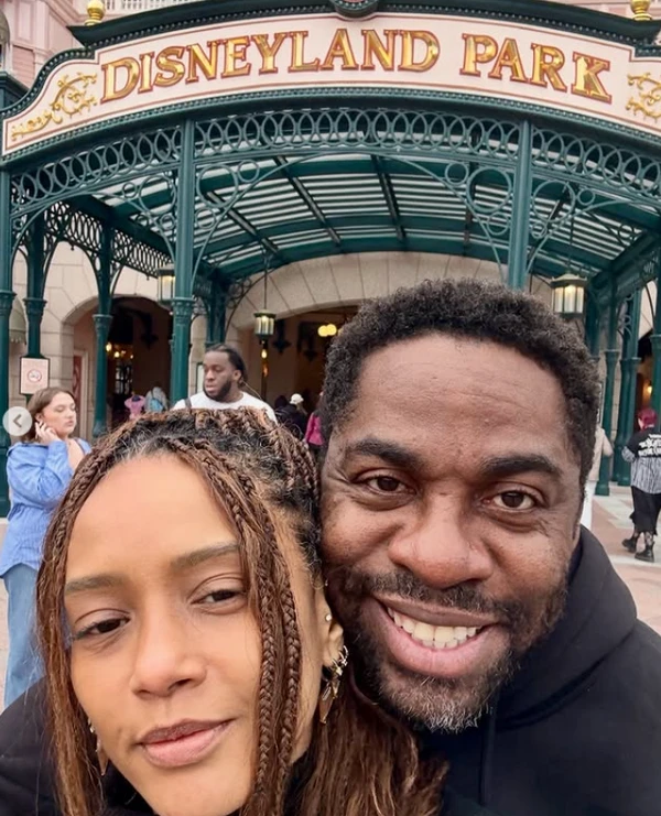 TaÍs Araújo e Lázaro Ramos na Disneyland, em Paris por Reprodução / Instagram