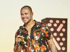 Imagem - Diogo Nogueira corre risco de perder a voz? Entenda a infecção bacteriana grave do cantor