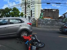 Imagem - Carro bate em poste após acidente com moto e congestiona trânsito na Federação