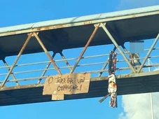 Imagem - 'Terror vai começar': bonecos com ameaça são pendurados em passarelas de Salvador antes do Ba-Vi