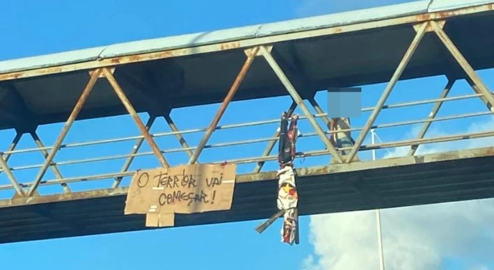 Imagem - 'Terror vai começar': bonecos com ameaça são pendurados em passarelas de Salvador antes do Ba-Vi