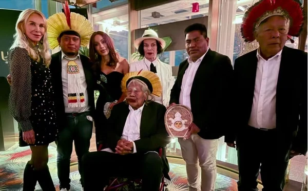 Anitta homenageia o Cacique Raoni e encontra Rei Charles III em evento em Londres por Reprodução
